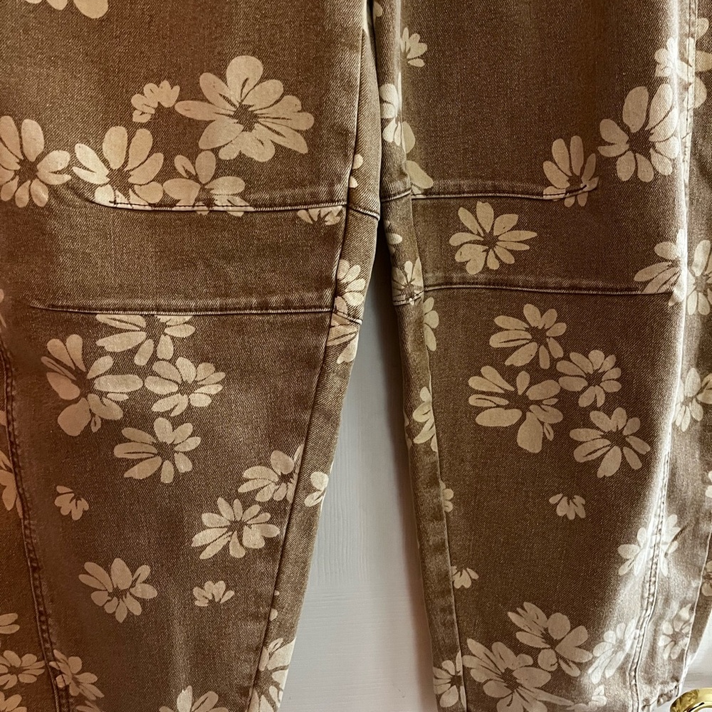 Loving/women’s NWT Floral High Rise Barrel Denim Jeans - Tan Size S - Picture 6 of 13